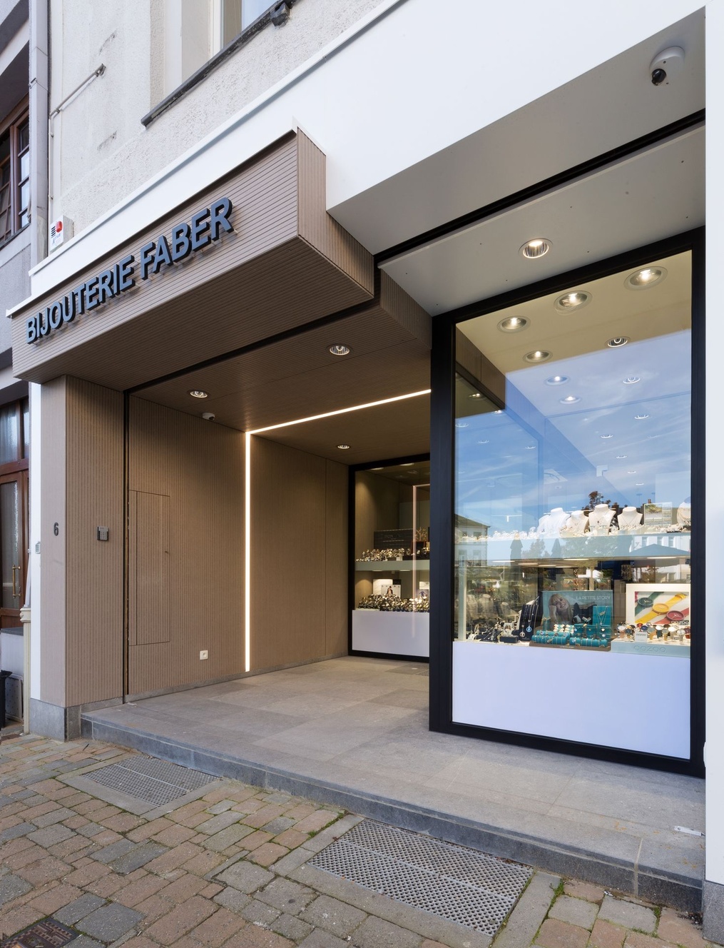 Façade et vitrine vues depuis la rue, enseigne au-dessus de la devanture — Bijouterie Faber