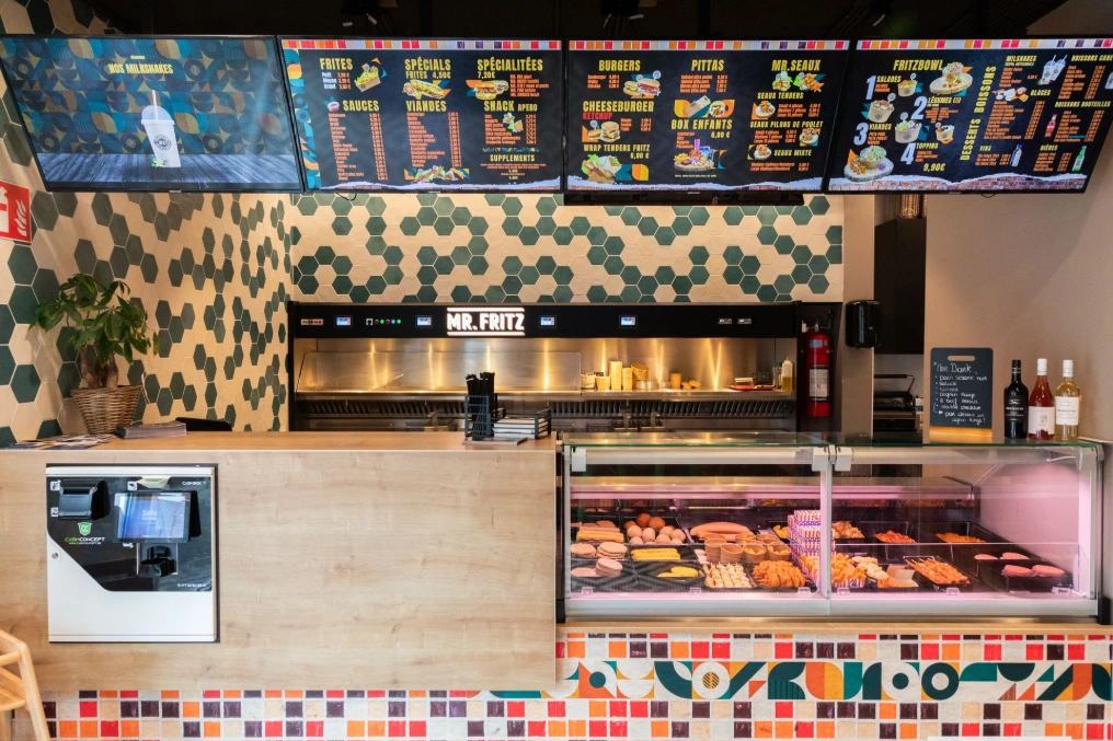Comptoir de service en inox avec vitrine réfrigérée et menus rétroéclairés — Mr Fritz Fontaine