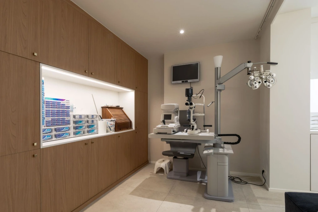 Cabinet d'examen de vue avec appareil de mesure et niche rétroéclairée — Optic Wery