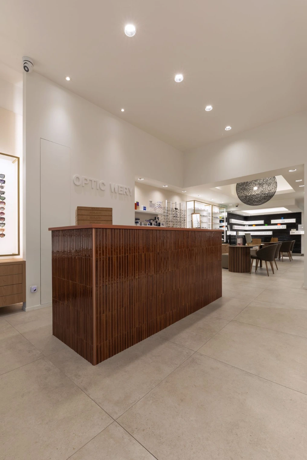Comptoir en lattes de bois foncé vu depuis l'entrée — Optic Wery