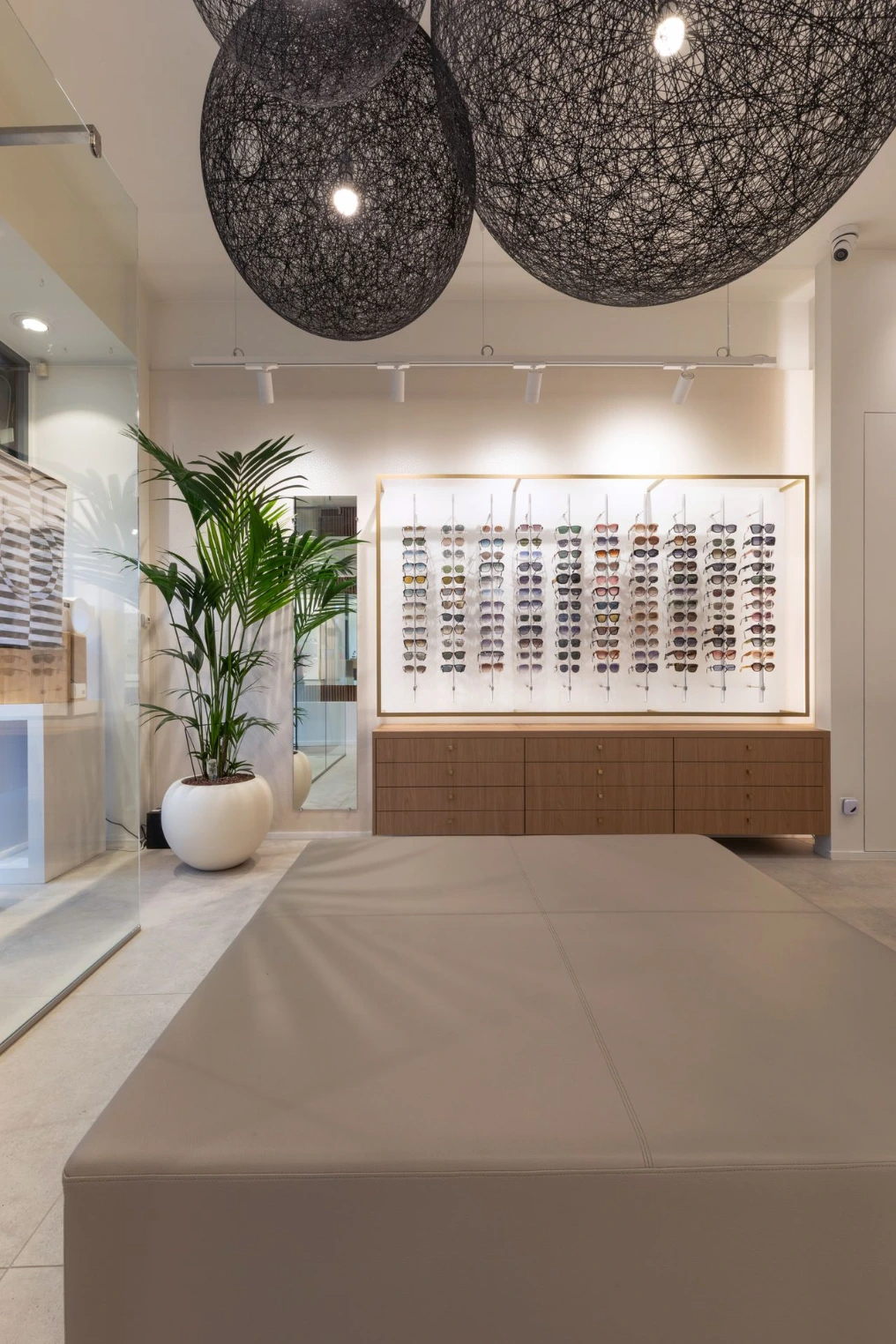 Suspensions sphériques au-dessus de l'espace de vente et vitrine à lunettes — Optic Wery
