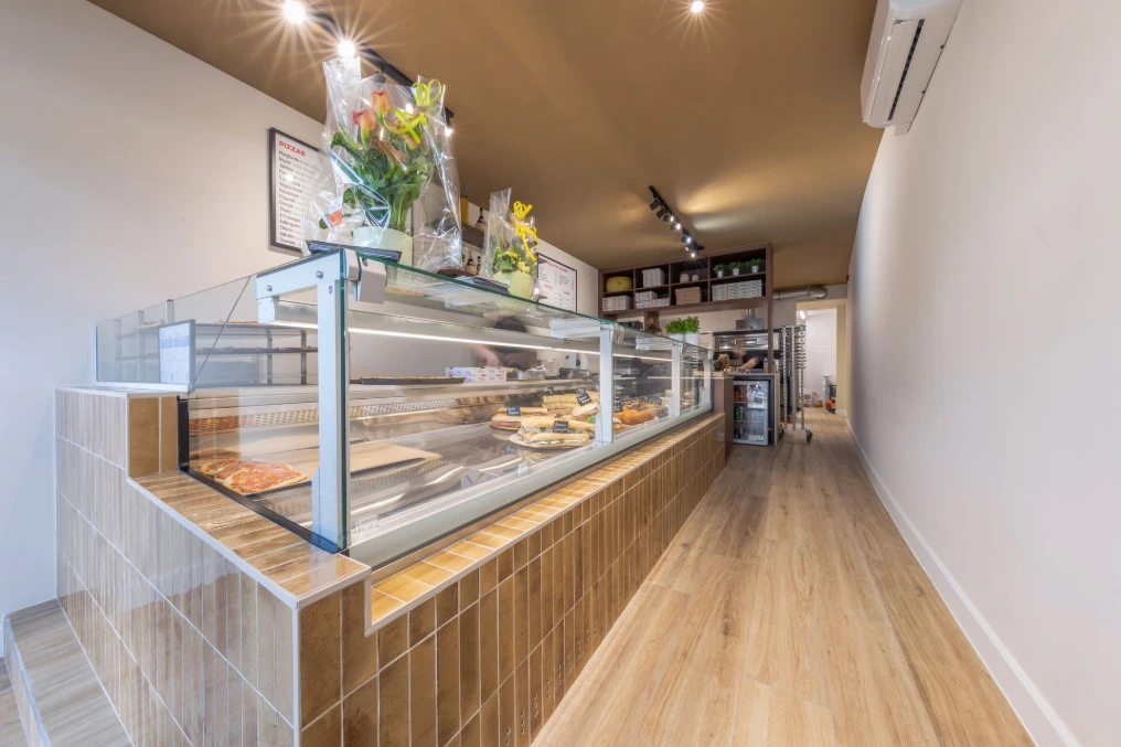 Vitrine du traiteur en enfilade vers le fond du commerce — Pizzeria Traiteur Titanic