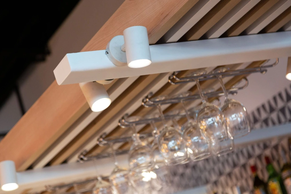 Portique de suspension des verres au-dessus du bar, bois et métal blanc — La Vita e Bella - Grands Prés