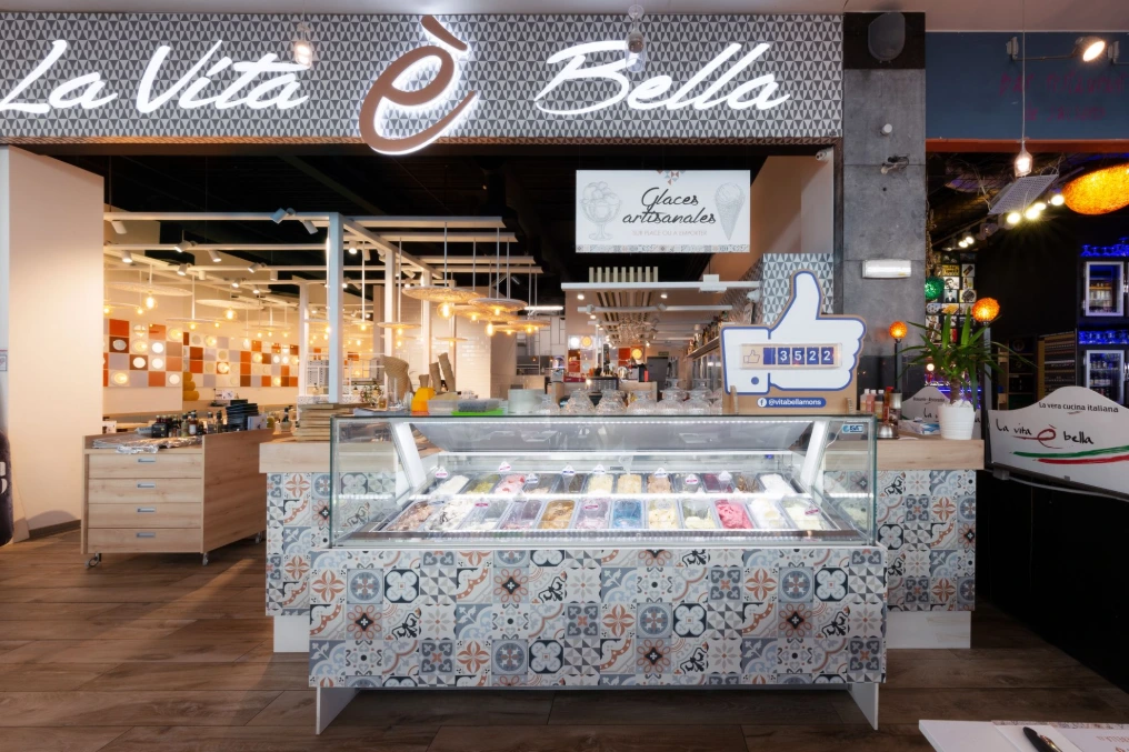 Comptoir glacier habillé de carreaux de ciment — La Vita e Bella - Grands Prés