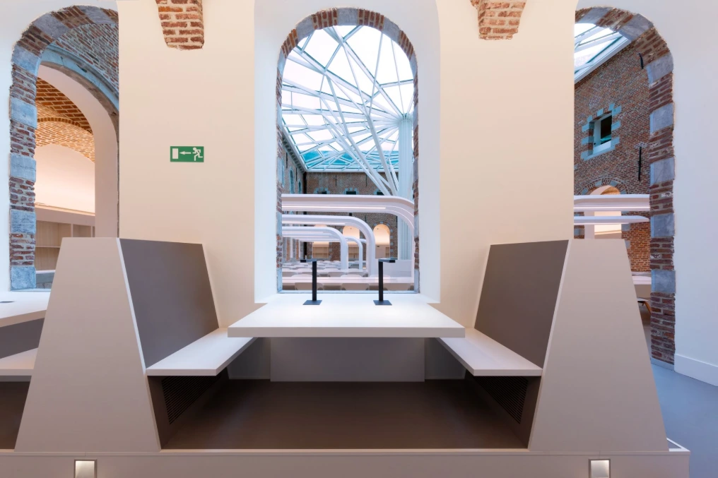 Poste de travail individuel en niche devant une fenêtre en arc — Bibliothèque U-Mons