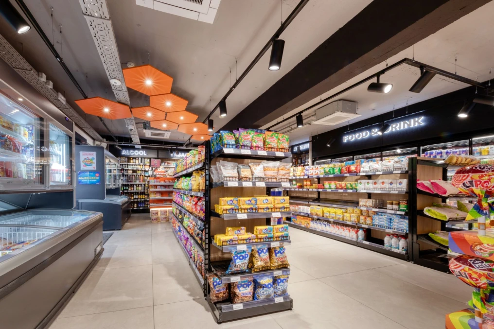 Rayonnages du magasin avec suspensions cuivrées et allées de produits — Brule & Co