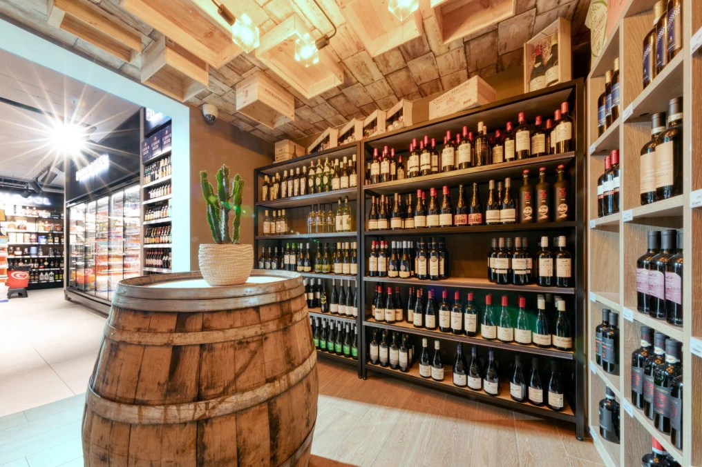 Cave à vins : rayonnages muraux, casiers à bouteilles et tonneau — Brule & Co