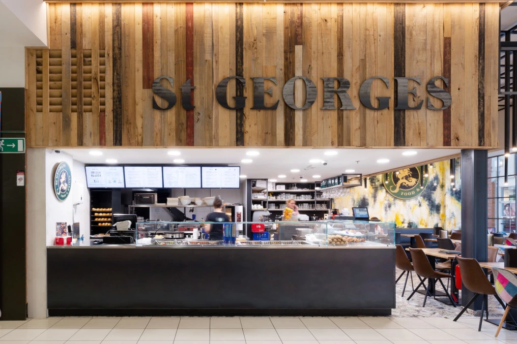 Bar et arrière-comptoir sous l'enseigne, fresque murale — St Georges