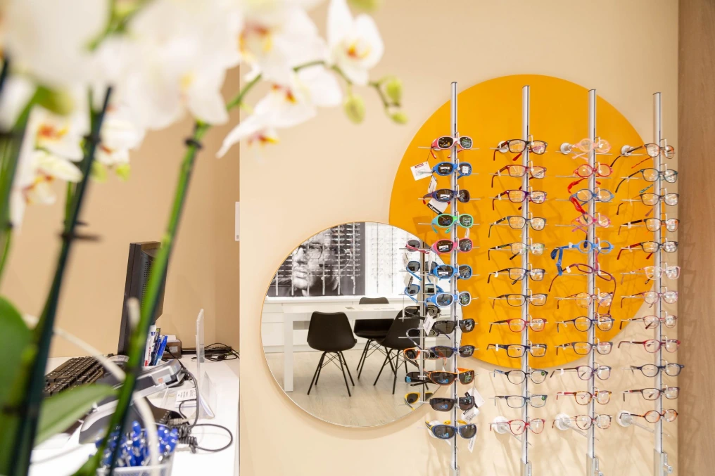 Présentoir circulaire orange de montures et miroir — Optique Bernard