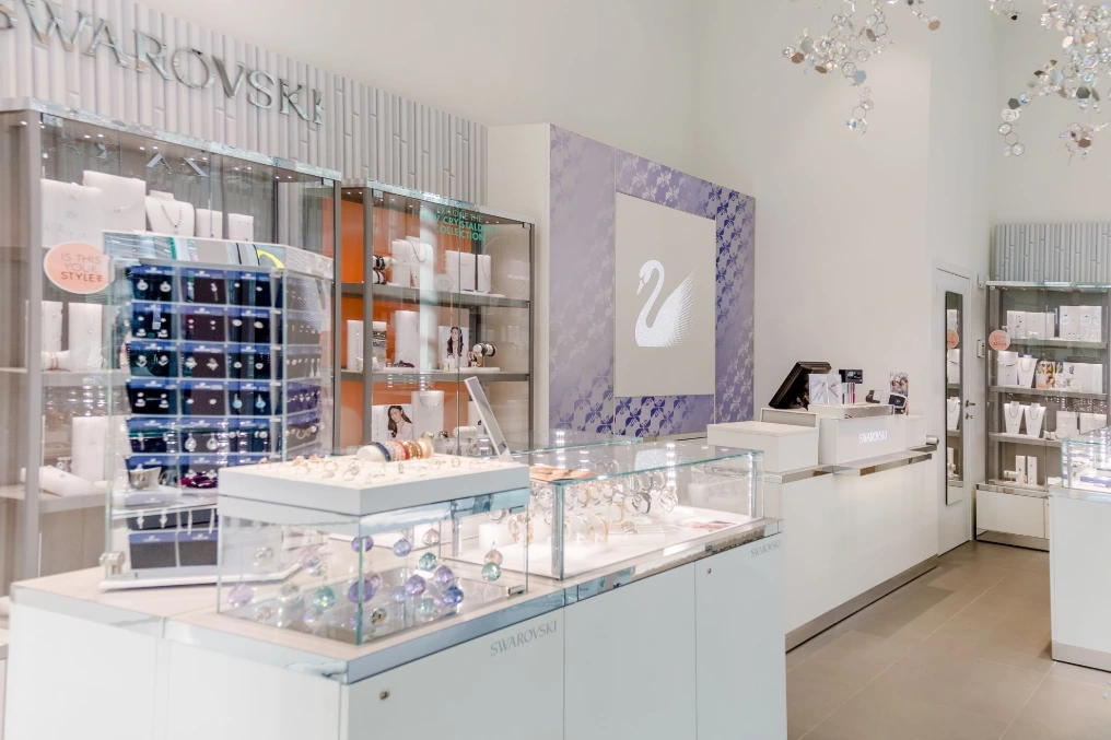 Présentoirs et vitrines de bijoux sur fond mauve — Swarovski Docks