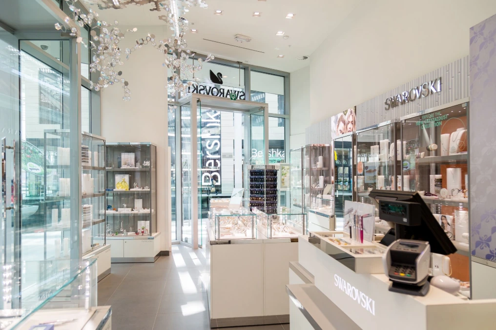 Vue d'ensemble du magasin avec vitrines éclairées et décor suspendu — Swarovski Docks