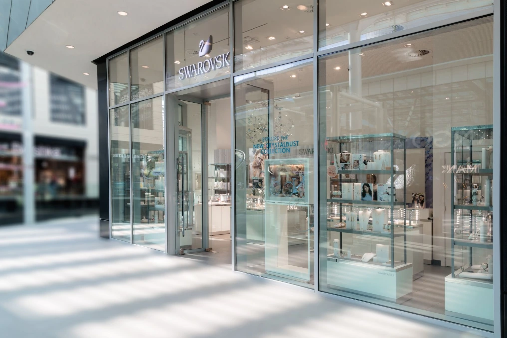Vitrine du magasin vue depuis la galerie — Swarovski Docks