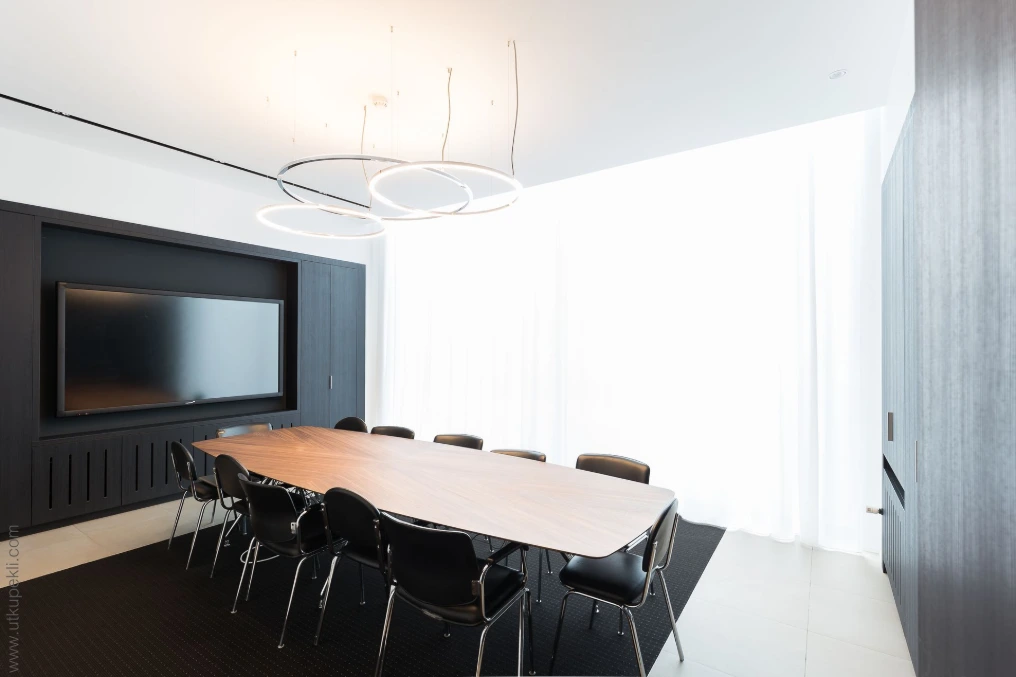 Salle de réunion avec grande table ovale et habillage mural sombre — Lexar Technics