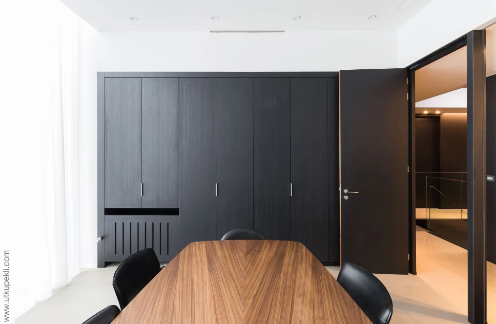 Salle de réunion : table en bois massif et rangements toute hauteur — Lexar Technics