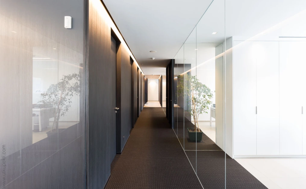 Couloir vitré donnant sur les bureaux — Lexar Technics