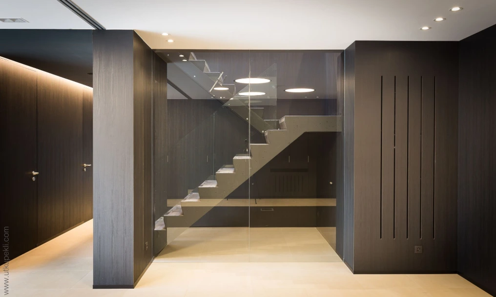 Cage d'escalier avec habillage bois foncé et éclairage indirect — Lexar Technics