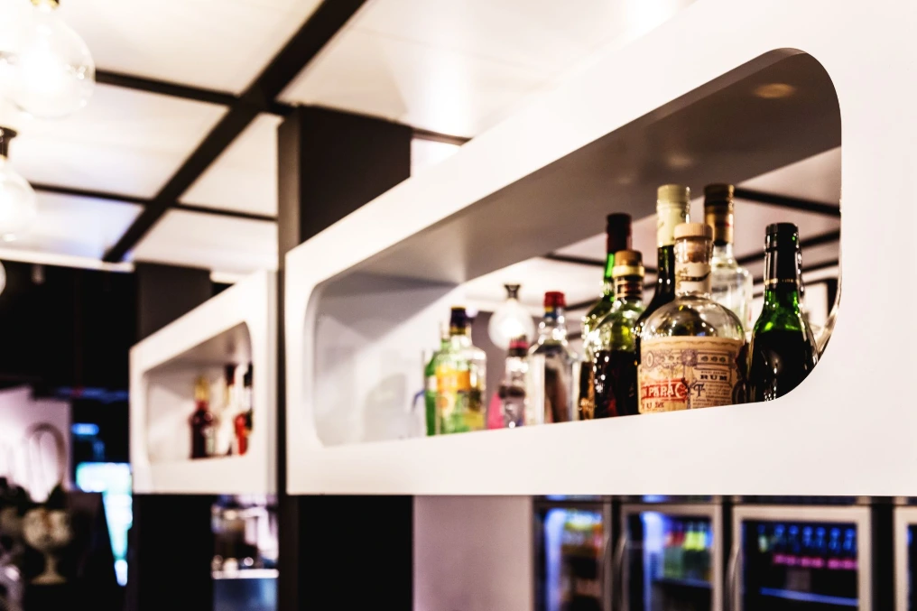 Niche murale arrondie de présentation des bouteilles au-dessus du bar — La Mise en Cène - Mons