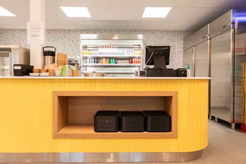 Comptoir de service et arrière-cuisine en inox — Am Stram Gramme