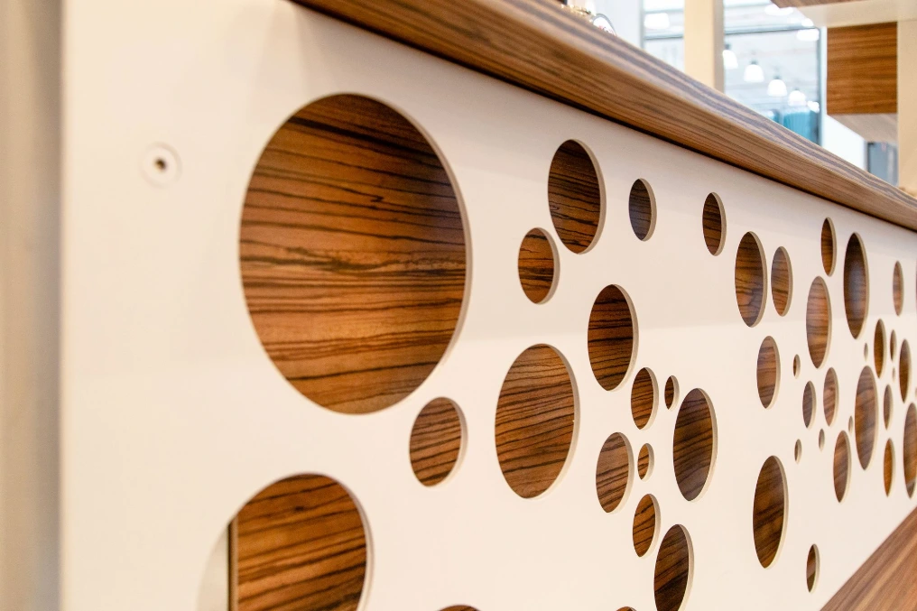 Claustra décoratif en bois perforé de cercles — Asie a tik - Bastions