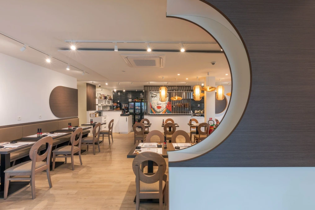 Cloison courbe séparant les espaces, avec banquettes et fresque — Asie a tik - Waterloo