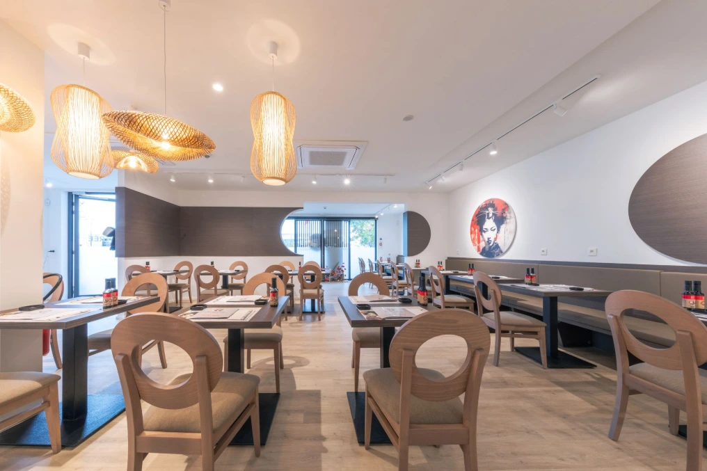 Espace repas avec banquettes, tables et suspensions dorées — Asie a tik - Waterloo