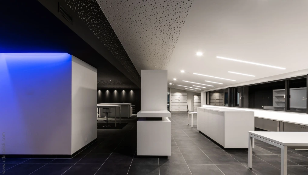 Bureaux ouverts avec caisson lumineux bleu et cloisons blanches — Eurecayphas