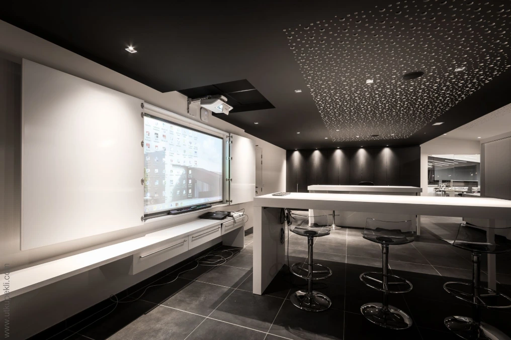 Salle de réunion avec plafond étoilé, tablette murale et tabourets hauts — Eurecayphas