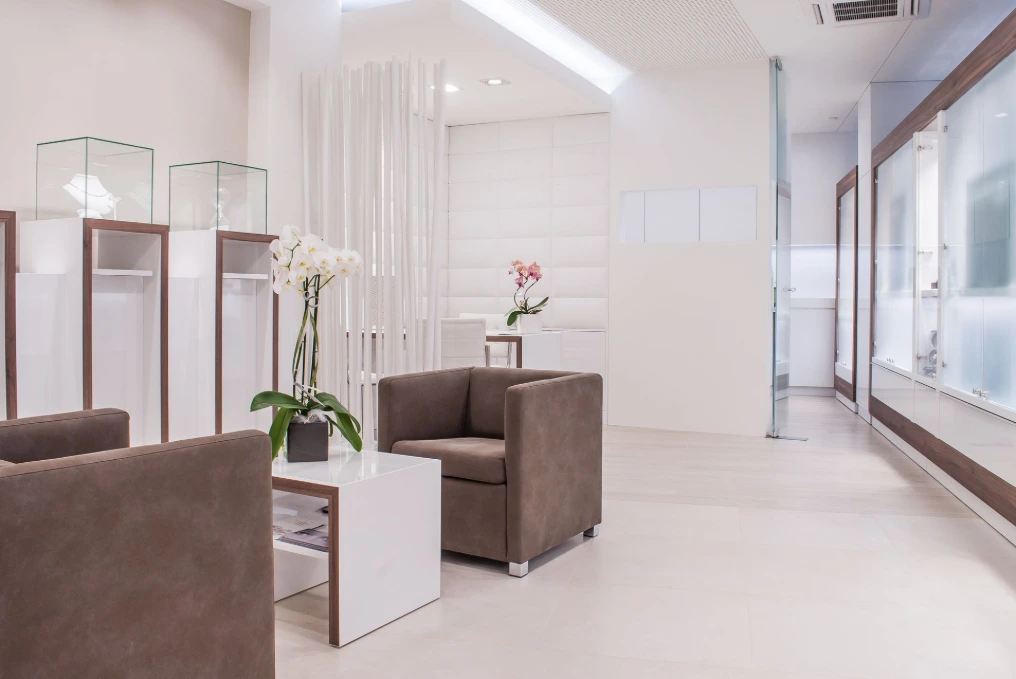 Coin conseil avec fauteuils, table basse et vitrines-colonnes — Bijouterie - Horlogerie Heure & Or