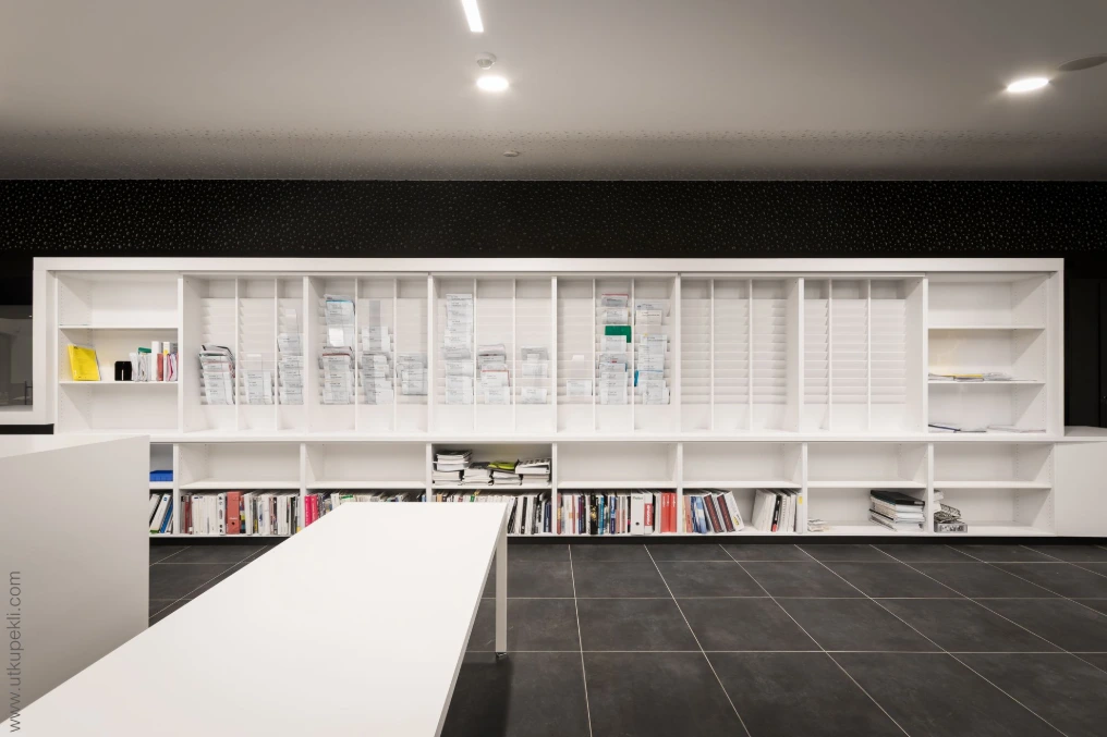Bureau paysager : longue table blanche et rangements muraux — Eurecayphas