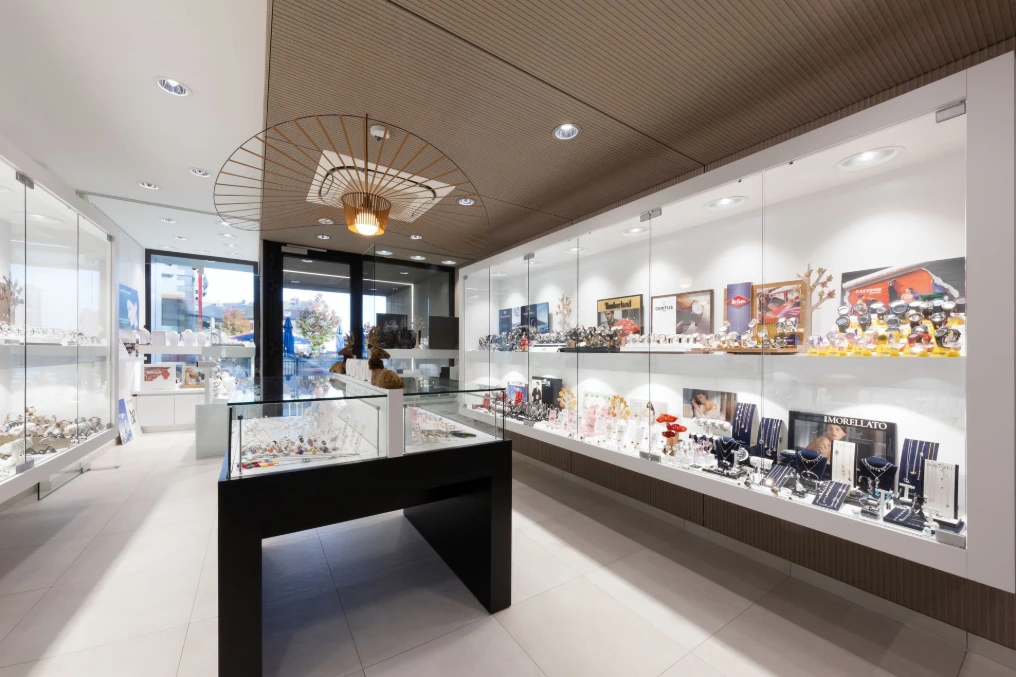 Vue d'ensemble : vitrines rétroéclairées et îlot central — Bijouterie Faber