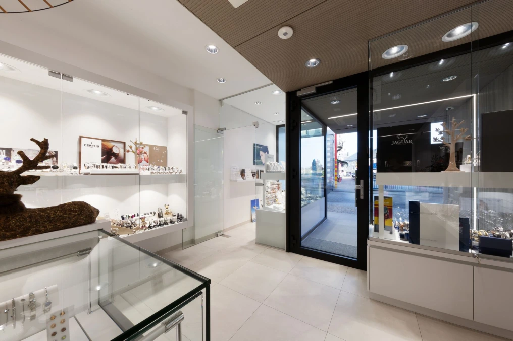 Comptoir vitrine et sculpture décorative près de l'entrée — Bijouterie Faber