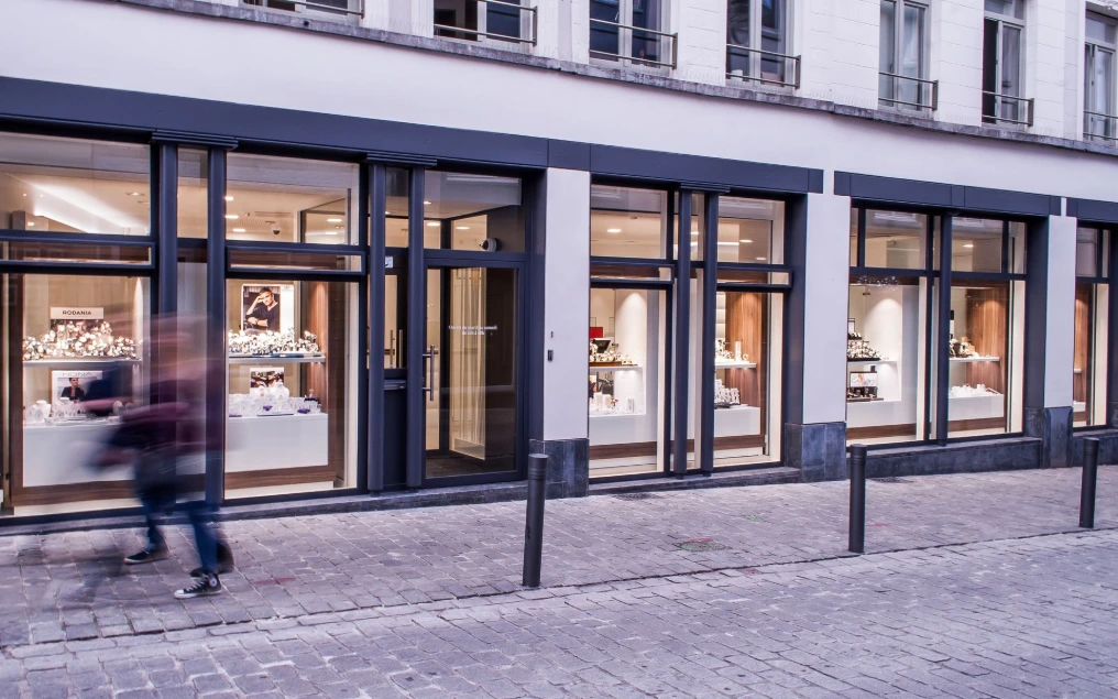 Façade et vitrines de la bijouterie en rue — Bijouterie - Horlogerie Heure & Or