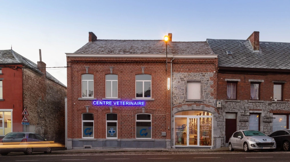 Façade du centre vétérinaire dans sa rangée de maisons en briques — Centre vétérinaire Optimavet