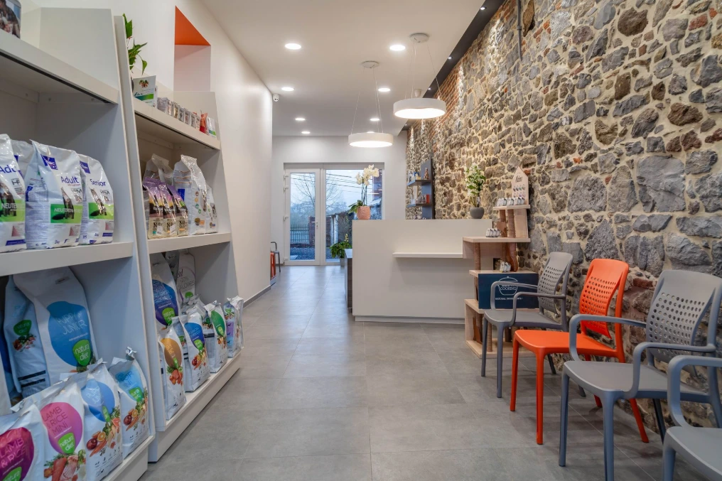 Espace boutique : rayonnages de produits et salle d'attente — Centre vétérinaire Optimavet