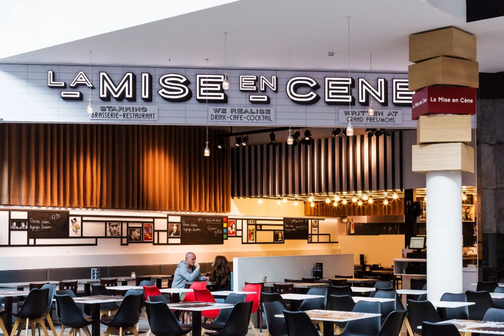 Salle du restaurant avec enseigne murale et comptoir — La Mise en Cène - Mons
