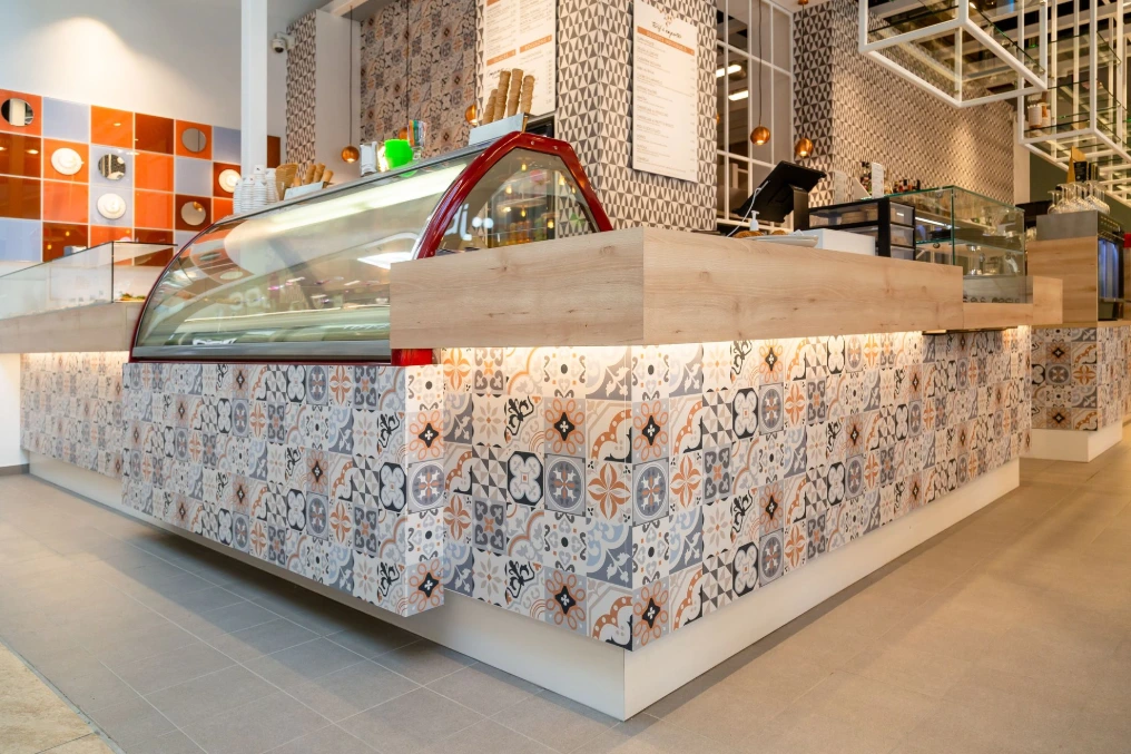 Comptoir glacier habillé de carreaux de ciment avec vitrine réfrigérée — La Vita e Bella - Bastions