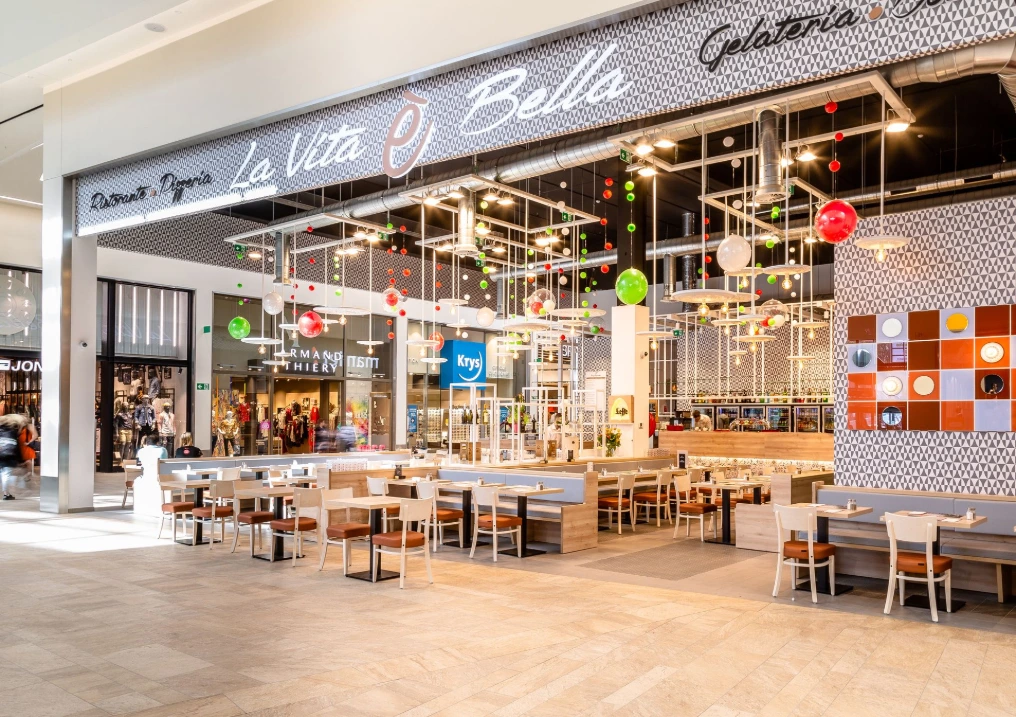 Devanture du restaurant-glacier avec terrasse intérieure — La Vita e Bella - Bastions