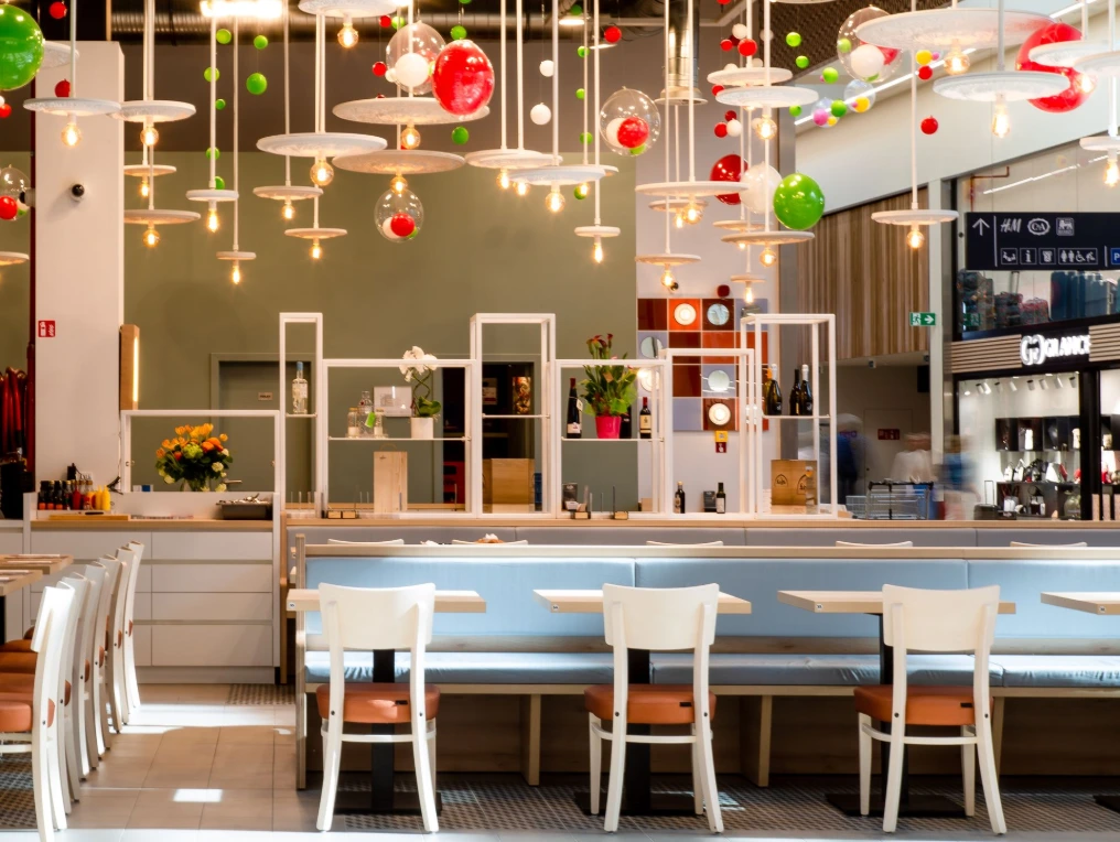 Bar avec tabourets bleu pâle et décoration suspendue — La Vita e Bella - Bastions
