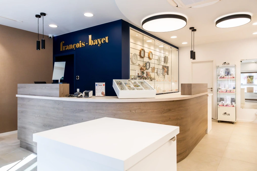Espace de vente : comptoir en L, présentoirs et enseigne murale — Bijouterie Bayet