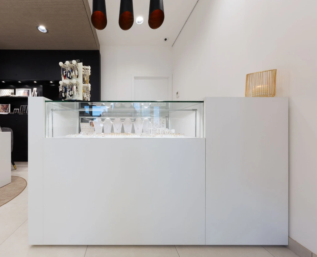 Comptoir de caisse laqué blanc avec vitrine intégrée — Bijouterie Faber