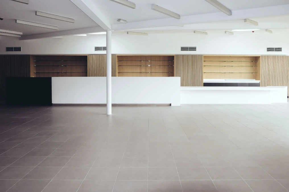 Grande salle polyvalente avec comptoir intégré et poteaux — Maison de repos Les Buissonnets