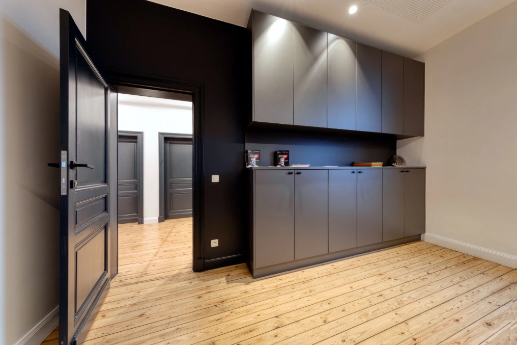 Kitchenette de bureau avec meubles gris foncé — Crelan Épinois - Ascofimo