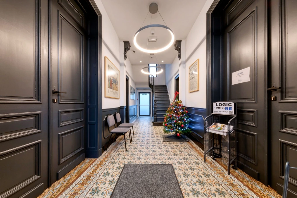 Couloir d'entrée avec portes en bois foncé et carrelage ancien — Crelan Épinois - Ascofimo