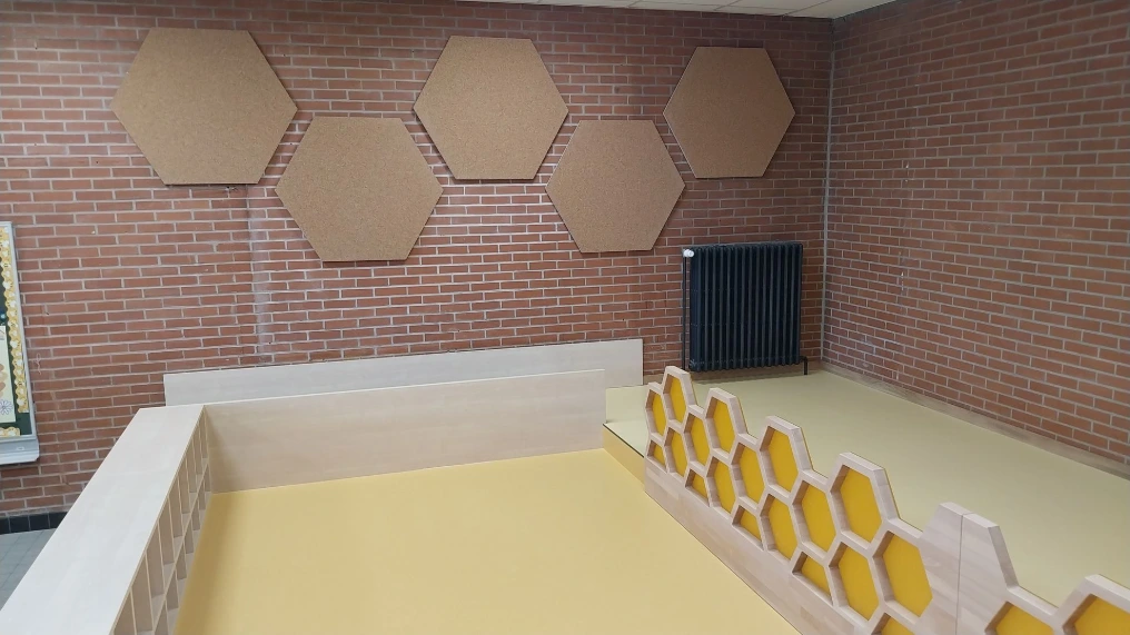 Estrade avec garde-corps à motif nid d'abeilles — École maternelle Morlanwelz