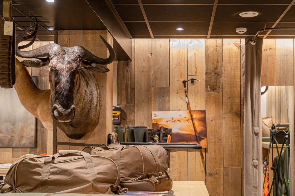 Coin décoré d'un trophée de chasse avec habillage mural en bois — Armurerie Supershooting
