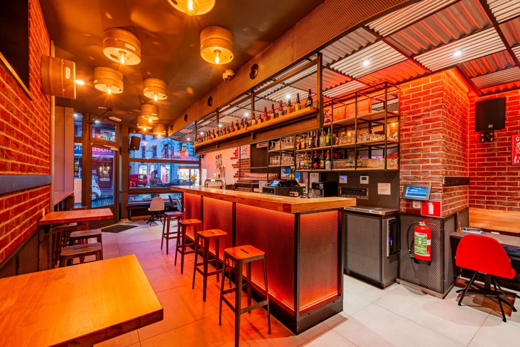 Comptoir du café avec arrière-bar et banquettes rouges — Café « Le Parapluie National »