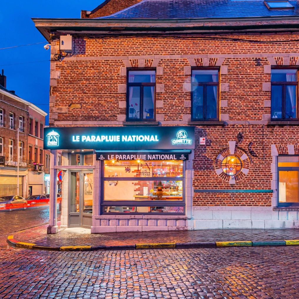 Façade du café à la tombée du jour — Café « Le Parapluie National »