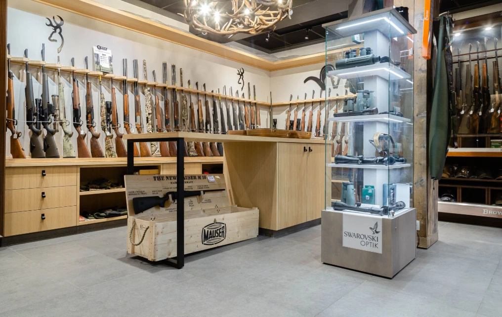 Vue d'ensemble du magasin : râteliers, présentoirs et comptoirs — Armurerie Supershooting