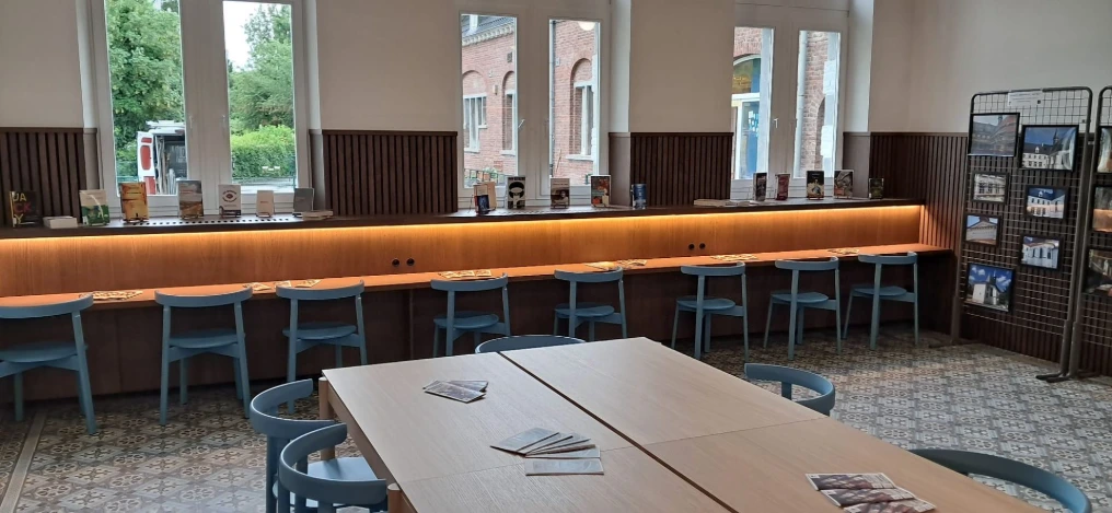 Salle de travail : tablette continue le long des fenêtres et grande table — Bibliothèque Rebecq