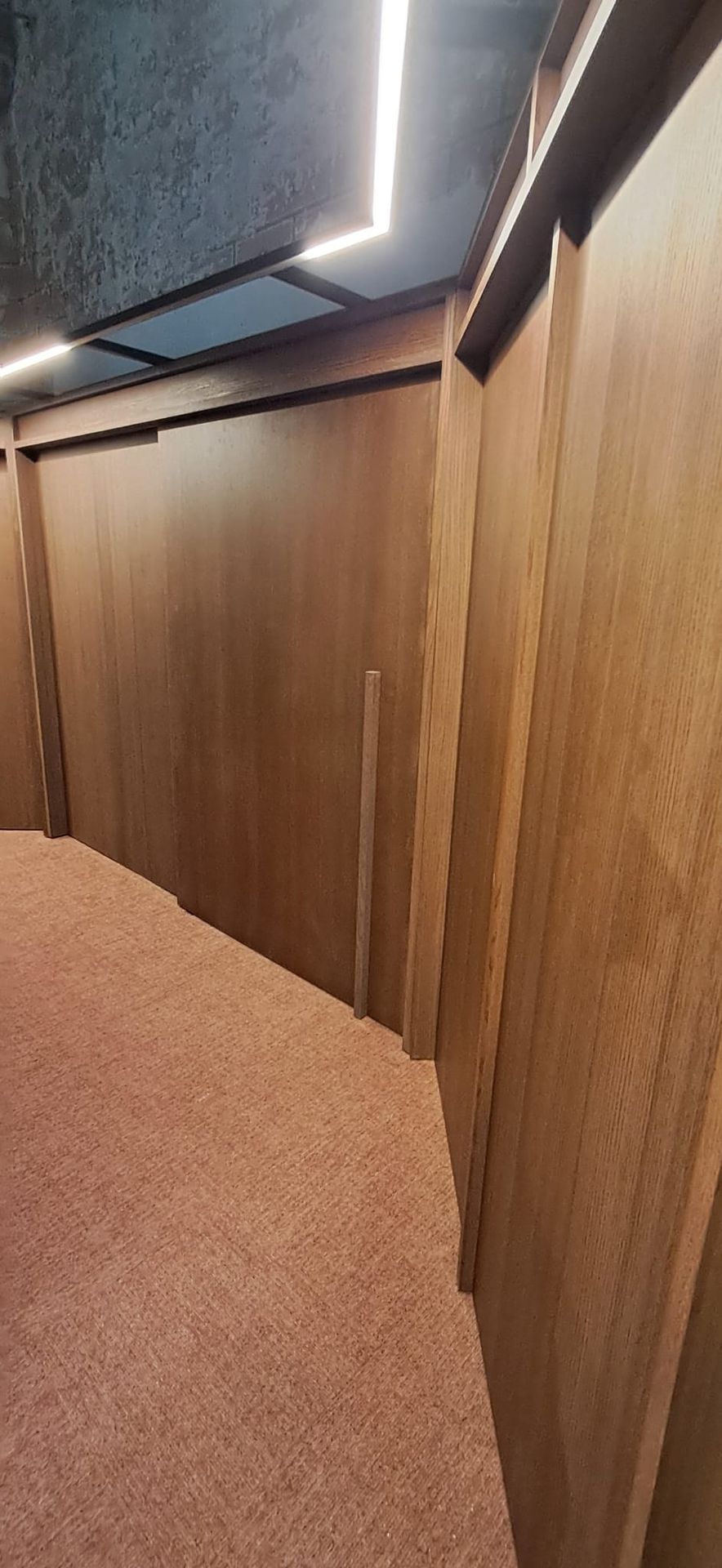 Escalier habillé de panneaux de bois — Bibliothèque Rebecq